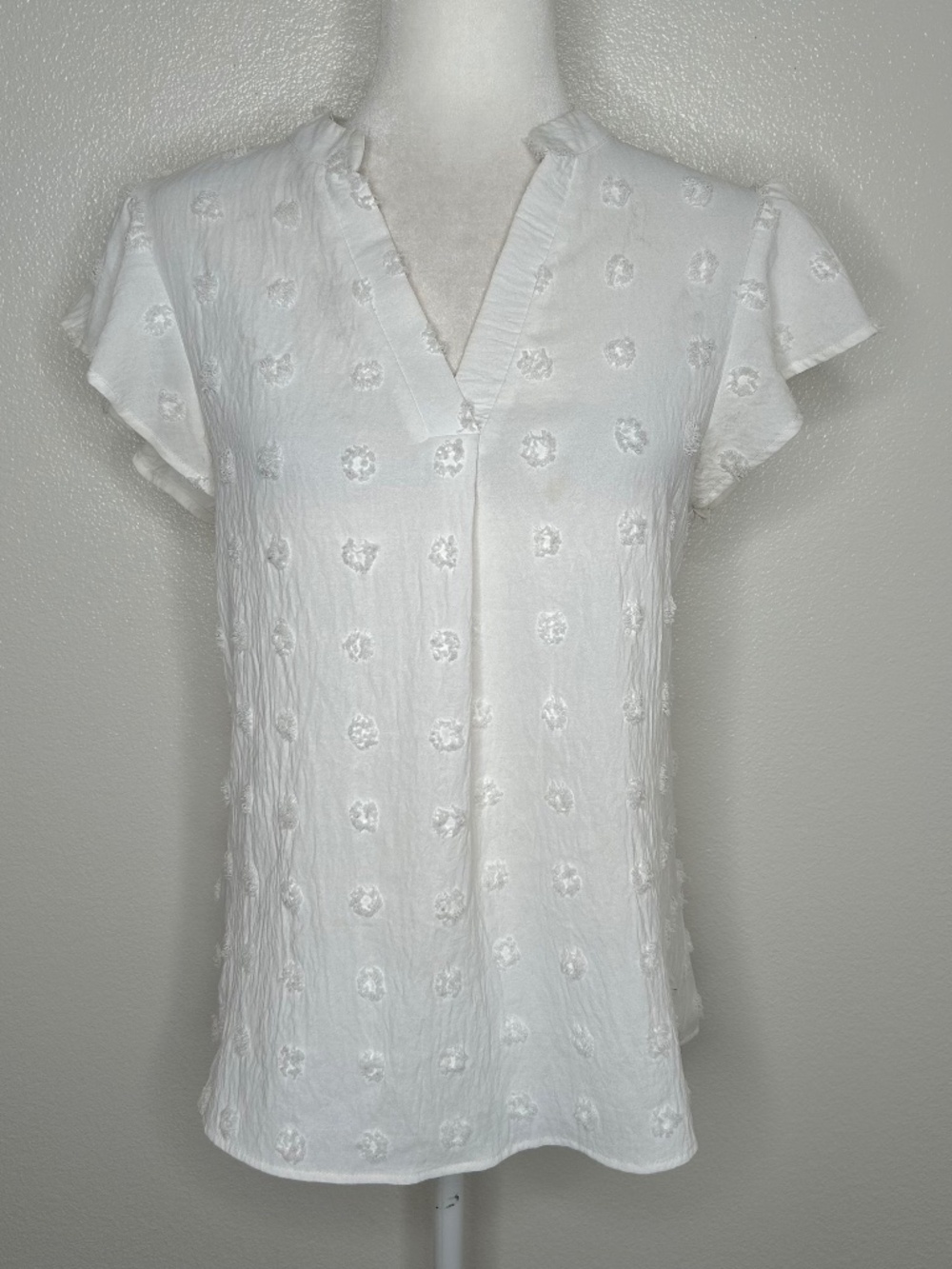 B Womens White Dotted Texture Split Neck Top Blouse Flutter Sleeve Size S